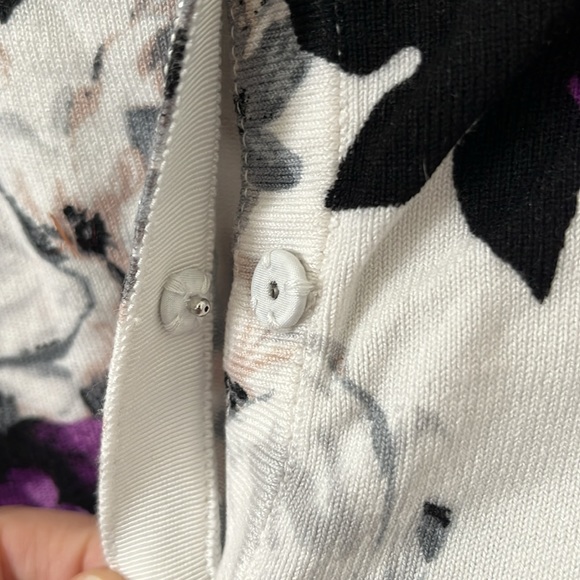 White House Black Market floral cardigan with zap buttons in size Medium - Picture 5 of 8
